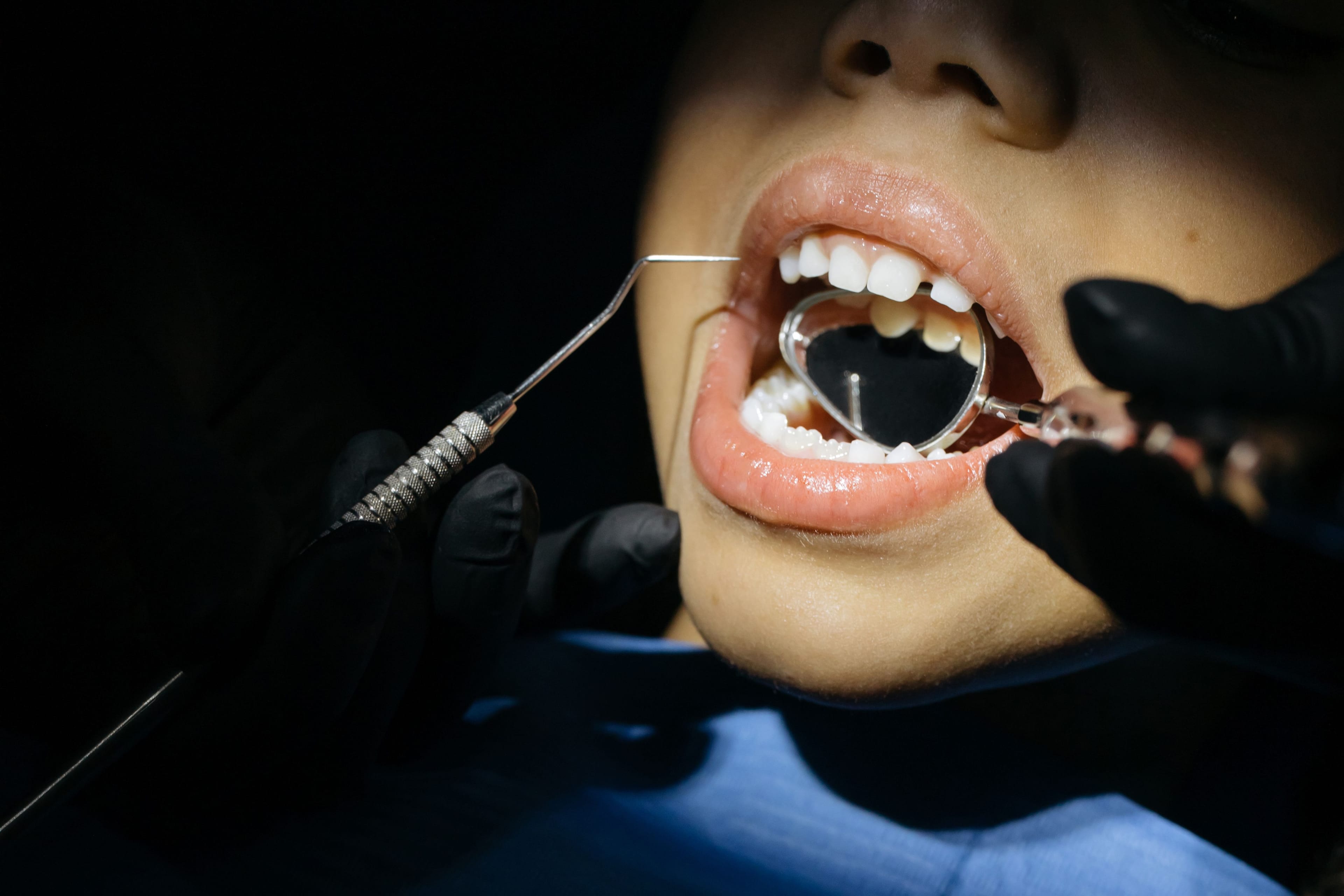 Prima vizită la dentist a copilului: când și cum?
